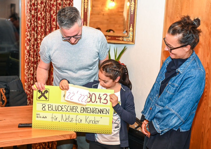 NfK Entenrennen Scheck_© Udo Mittelberger-11