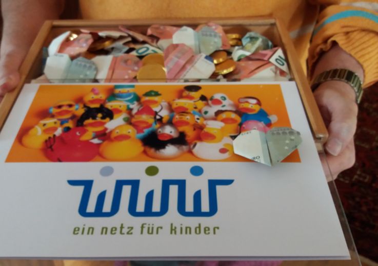 Schachtel voll Geld für Netz für Kinder